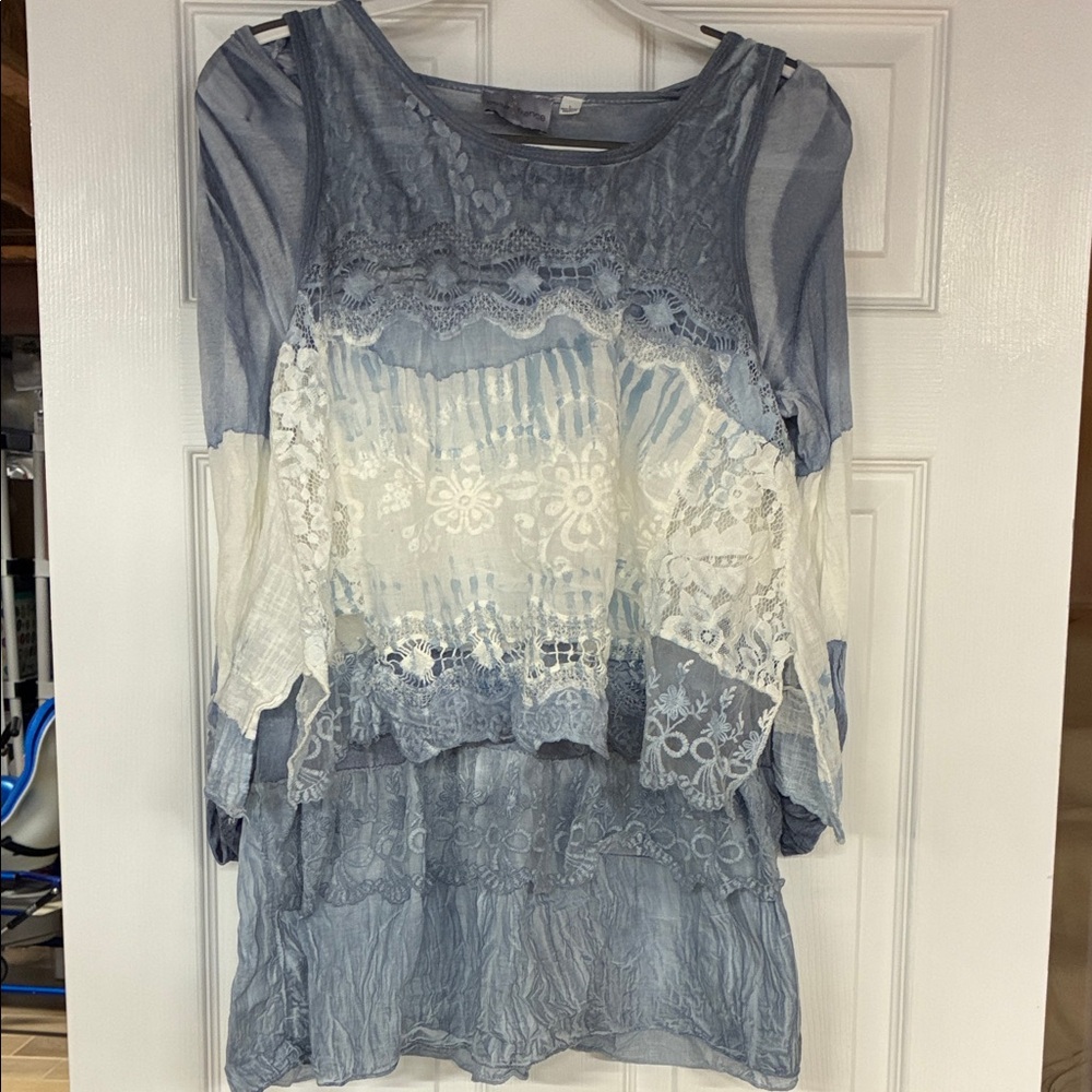 Chic Layered Lace Women's Blouse - Blue and White